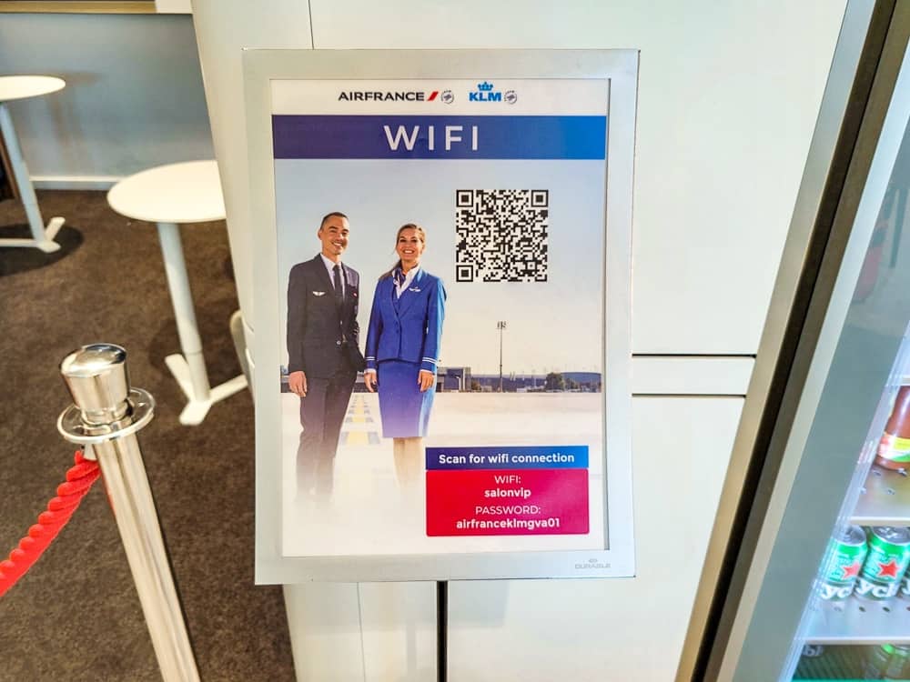 Panneau Wi-Fi du salon Air France KLM avec QR code et identifiants de connexion