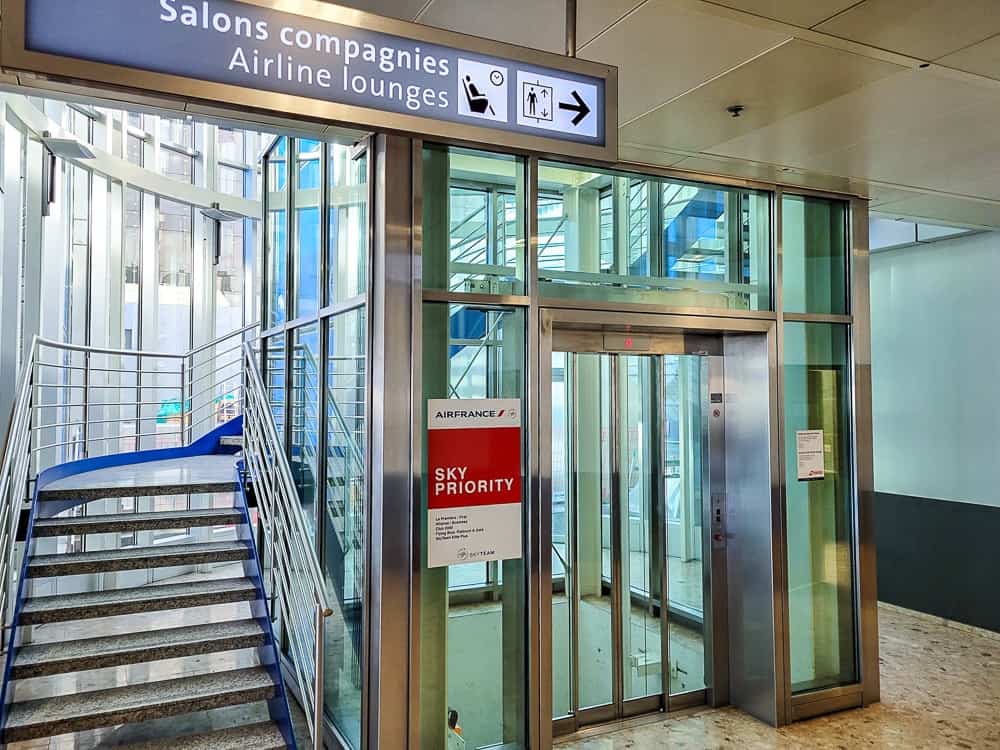 Ascenseur menant aux salons compagnies avec panneau Sky Priority Air France