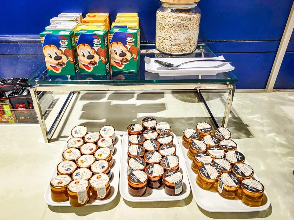 Céréales Kellogg's, bocal de muesli et trois plateaux de confitures individuelles