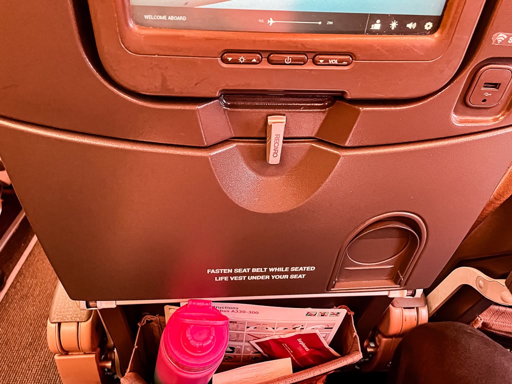 Contrôles du siège en classe économique du SWISS Airbus A330-300, vol Montréal Zurich