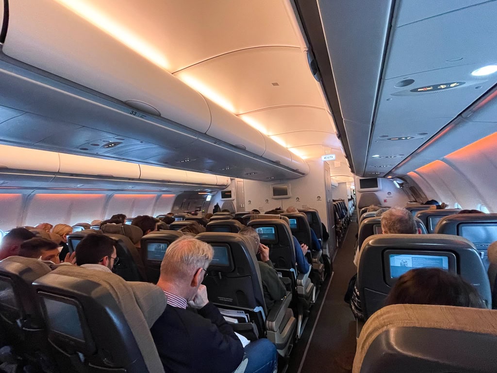 Configuration de la cabine en classe économique du SWISS Airbus A330-300, vol Montréal Zurich