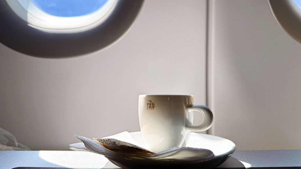 Café servi en classe Affaires TAP Air Portugal sur le vol vers Boston