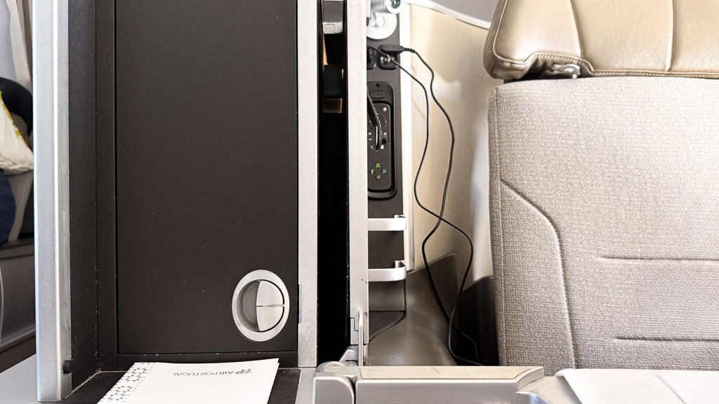 Rangement fermé du siège Business TAP Air Portugal sur A321neo LR