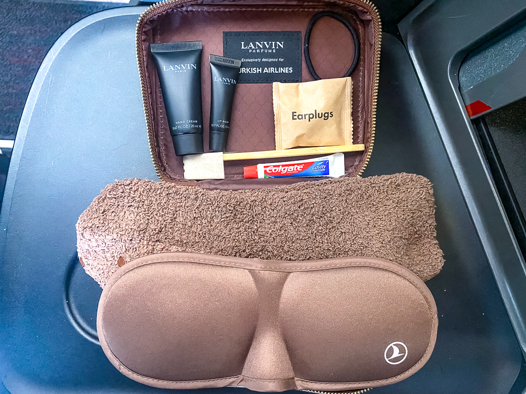 Trousse de toilette et accessoires de la classe affaires Turkish Airlines sur Airbus A350