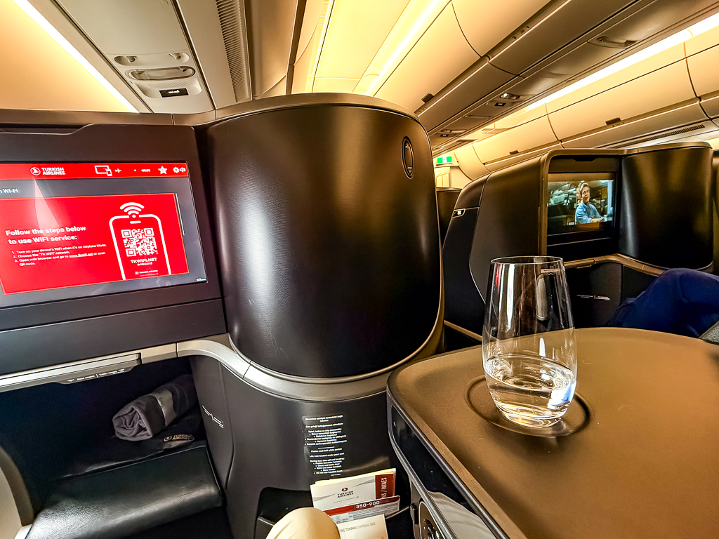 Ambiance feutrée et tons sombres de la cabine classe affaires Turkish Airlines A350