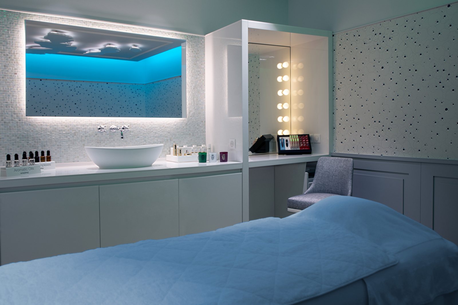 Cabine de soins du spa Sisley dans le salon La Première d'Air France à Paris-Charles de Gaulle