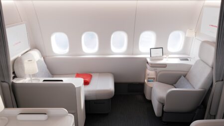 Suite La Première d'Air France avec fauteuil et méridienne le long des hublots